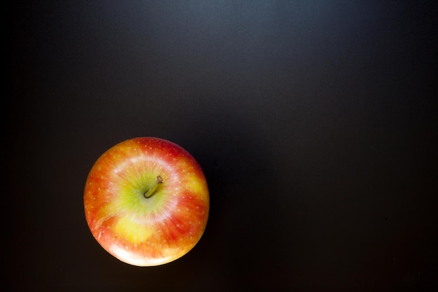 Pomme sur fond de nourriture tableau noir