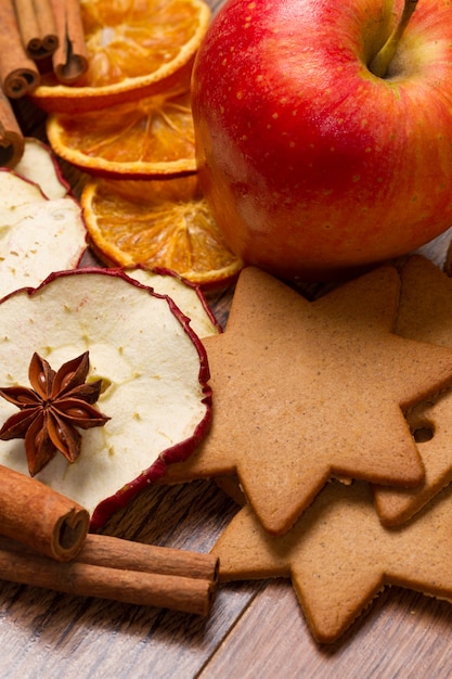 Pomme fraîche avec biscuit, cannelle et fruits séchés