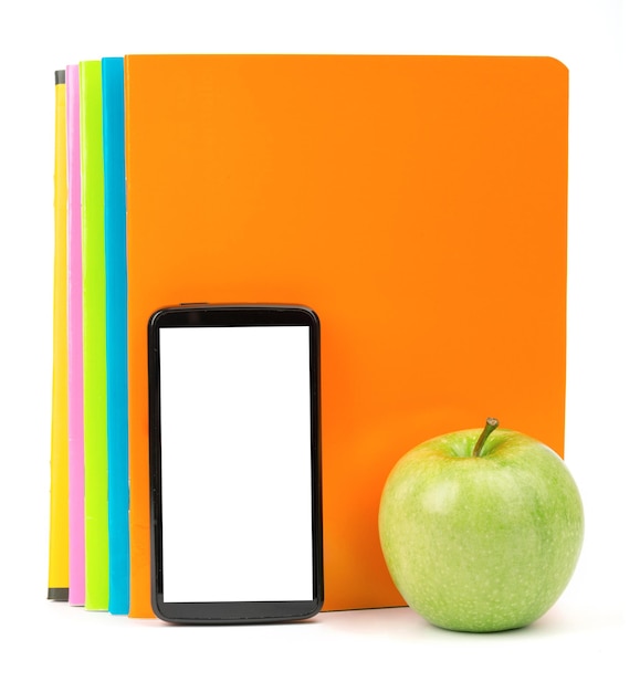 Photo pomme fraîche avec cahiers et smartphone