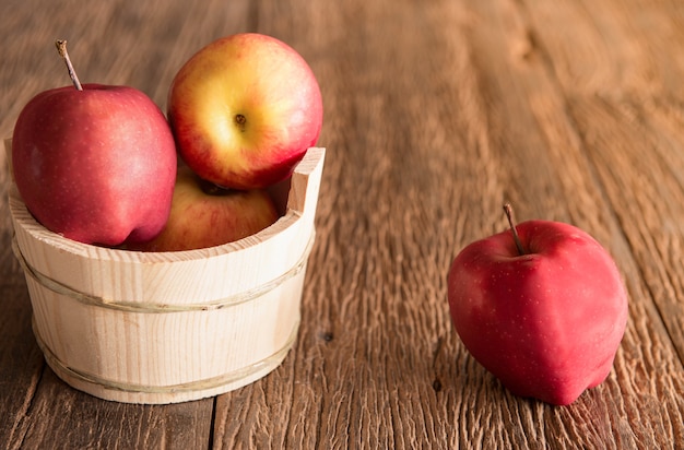 Pomme fraîche dans le panier sur la table en bois