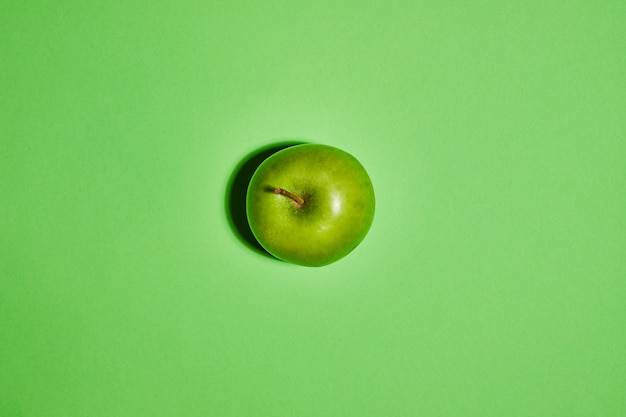 Pomme fraîche sur fond vert