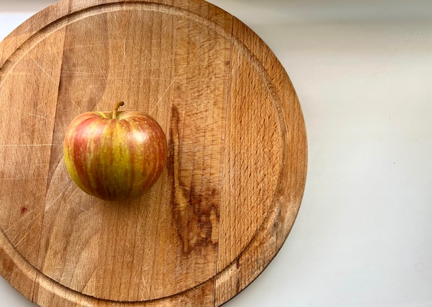 Une pomme fraîche sur une planche de bois sur la table Fruits d'aliments sains