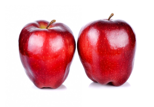 Pomme fraîche rouge isolée sur fond blanc