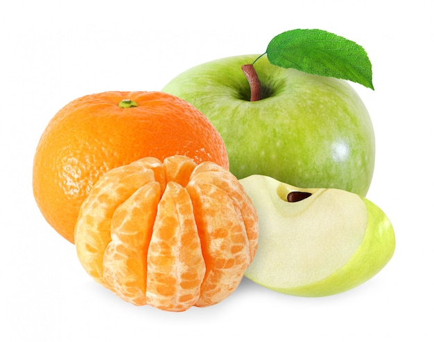 Pomme avec des fruits feuilles et mandarine, segments pelés isolé sur fond blanc avec un tracé de détourage