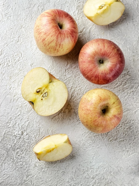 Pomme fuji rouge fraîche coupée en demi-tranche isolée sur fond blanc