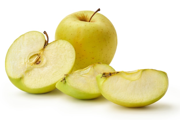 Pomme Granny Smith fraîche avec feuille verte isolée sur fond blanc. Une pomme entière, la moitié et les deux quarts.