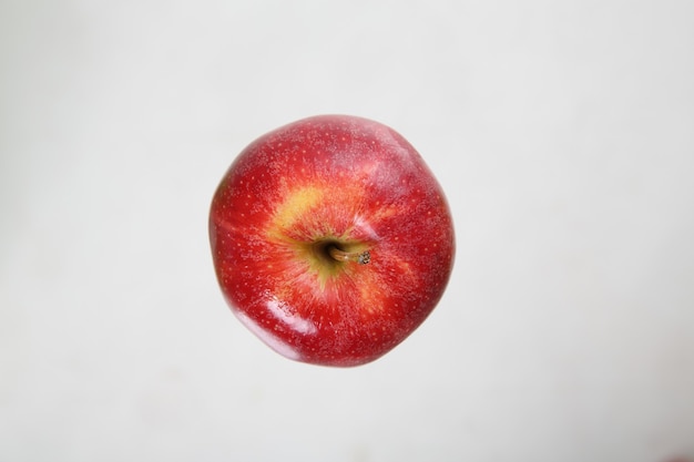 Pomme isolée en fond blanc