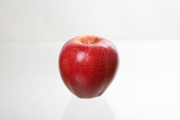 Pomme isolée en fond blanc