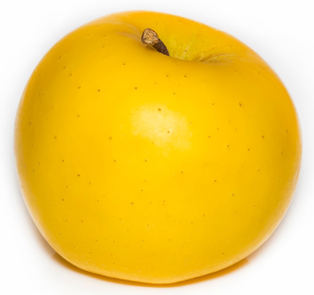 Pomme jaune mûre isolée sur fond blanc.