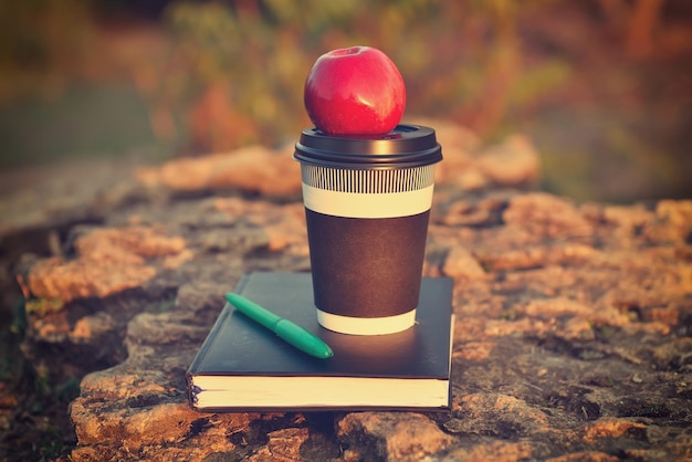 Pomme et livre de café chaud