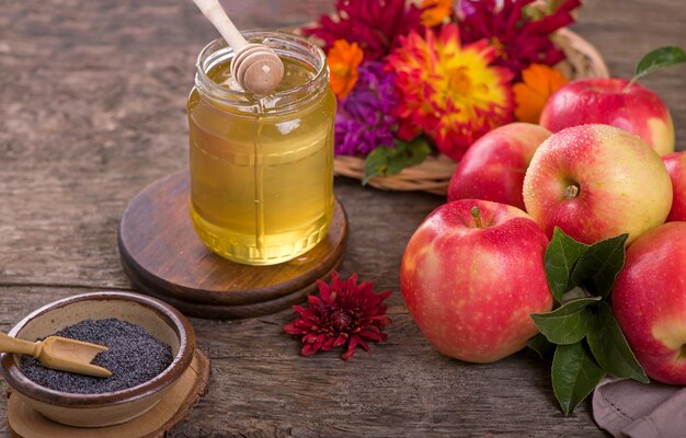 Pomme et miel, nourriture traditionnelle de la célébration du Nouvel An juif, Rosh Hashana. Mise au point sélective. Fond de copyspace