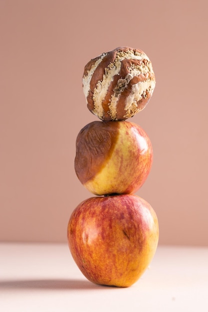 Pomme avec moisissure et pomme fraîche sur la croissance des moisissures de fond et le concept de détérioration des aliments