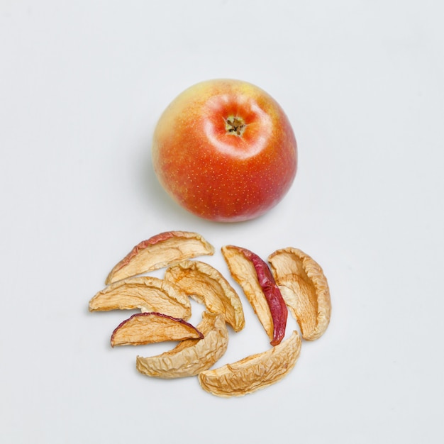 Pomme mûre et rouge aux fruits secs