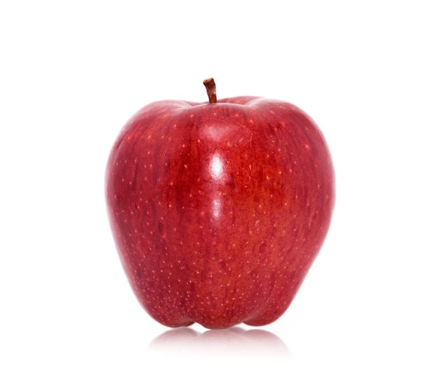 Pomme mûre rouge sur blanc