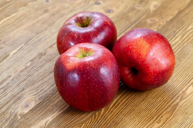 Une pomme mûre rouge coupée en morceaux sur la table