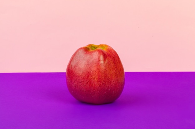 Photo pomme mûre rouge sur violet vif