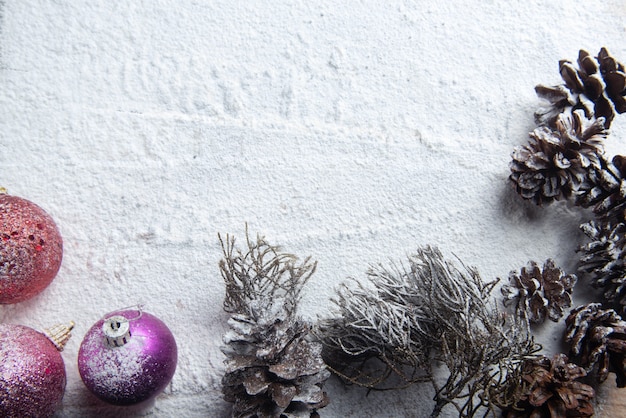 Pomme de pin et boule de Noël sur la neige. décoration de Noël