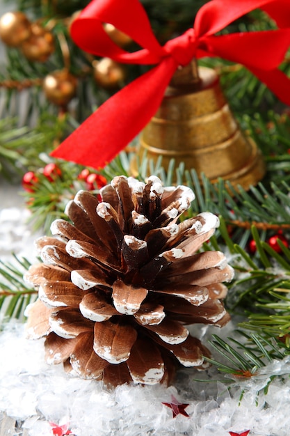 Pomme de pin avec décoration de noël et neige