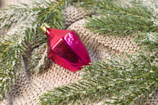 Pomme de pin en verre de décoration de Noël dans un style vintage à bord texturé léger