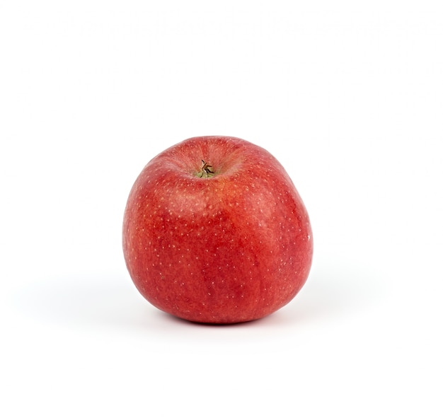Pomme ronde rouge mûre sur blanc, récolte d'automne