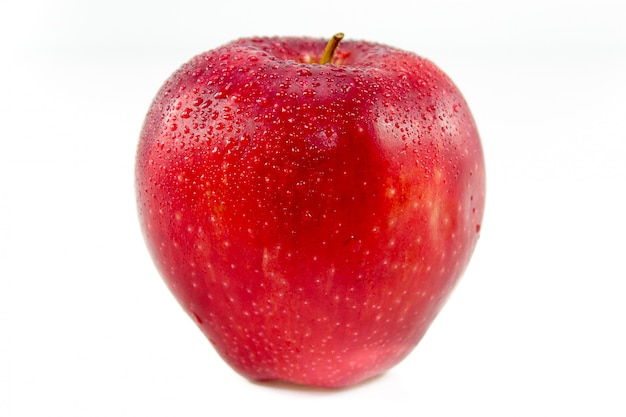 Pomme rouge sur blanc