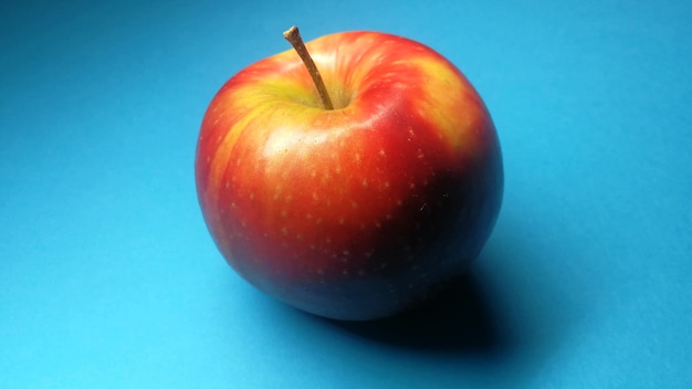 Pomme rouge sur un bleu