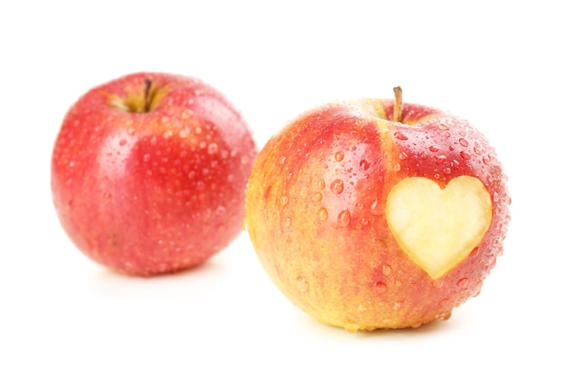 Pomme rouge avec coeur isolé sur blanc