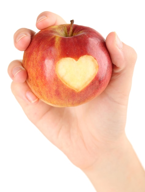 Pomme rouge avec coeur en mains isolé sur blanc