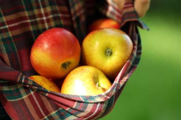 Pomme rouge dans l'ourlet du gros plan de vêtements féminins