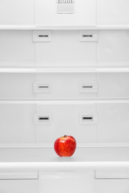 Pomme rouge dans un réfrigérateur vide.