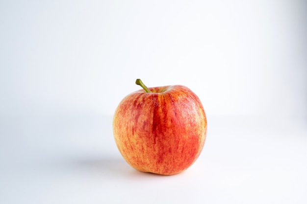 Pomme rouge entière sur fond blanc