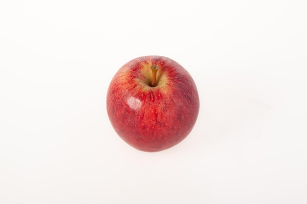 Pomme rouge entière isolée sur fond blanc