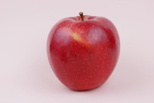 Pomme rouge entière sucrée juteuse sur fond clair Concept d'aliments sains Gros plan d'un fruit rouge