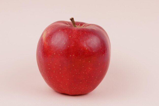 Pomme rouge entière sucrée juteuse sur fond clair Concept d'aliments sains Gros plan d'un fruit rouge