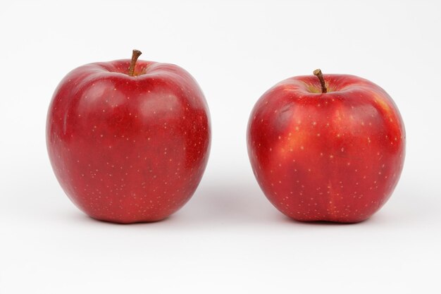 Pomme rouge entière sucrée juteuse isolée sur fond blanc Concept d'aliments sains Libre d'un fruit rouge