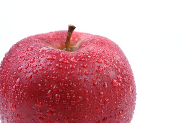 Pomme rouge entière sucrée juteuse isolée sur fond blanc Concept d'aliments sains Libre d'un fruit rouge