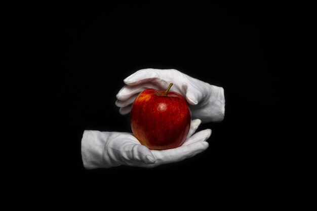 Pomme rouge entre deux mains