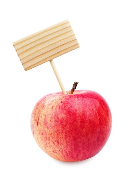 Pomme rouge et étiquette en bois sur fond blanc