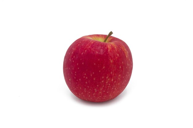 Une pomme rouge sur fond blanc.