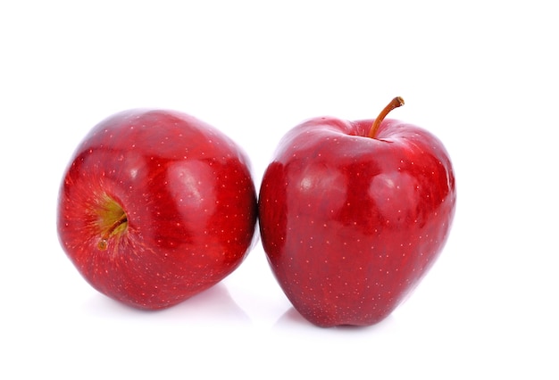 Pomme rouge sur fond blanc