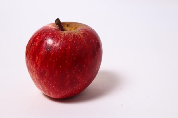 Pomme rouge sur fond blanc