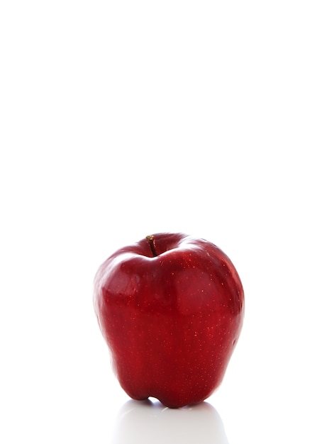 Pomme rouge sur fond blanc