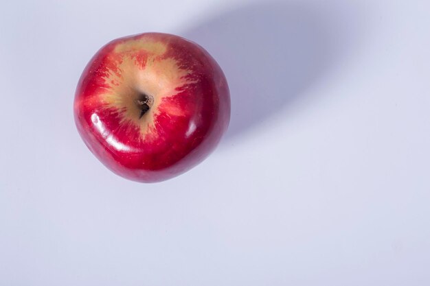 pomme rouge sur fond blanc