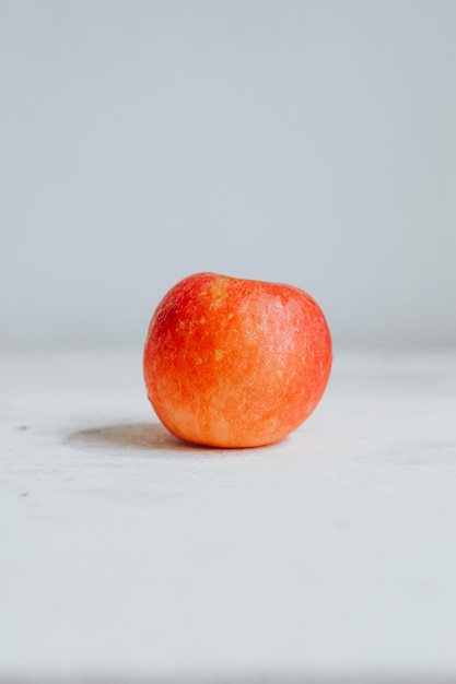 Pomme rouge sur fond blanc