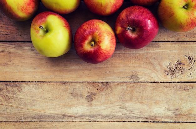 Pomme rouge sur fond de bois texture avec espace pour texte