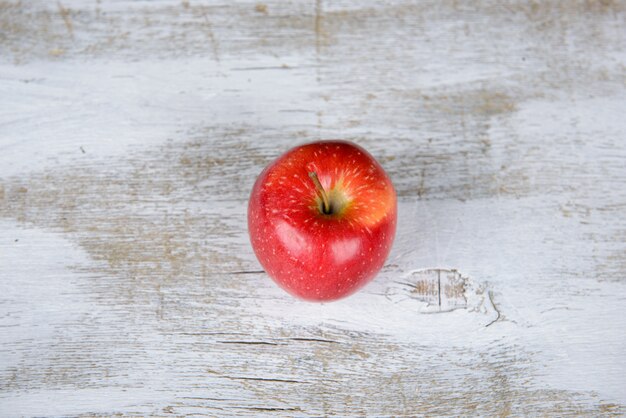 Pomme rouge sur un fond en bois