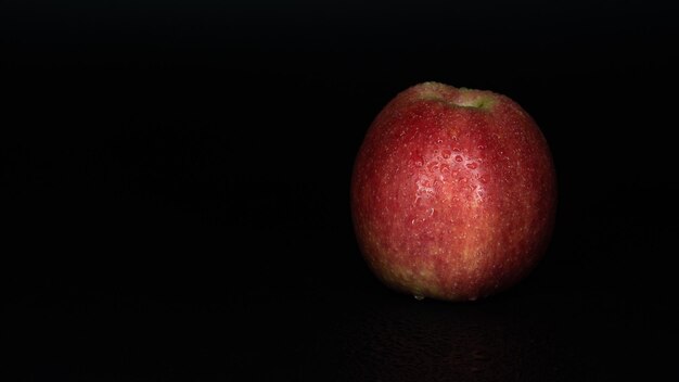 pomme rouge sur fond noir