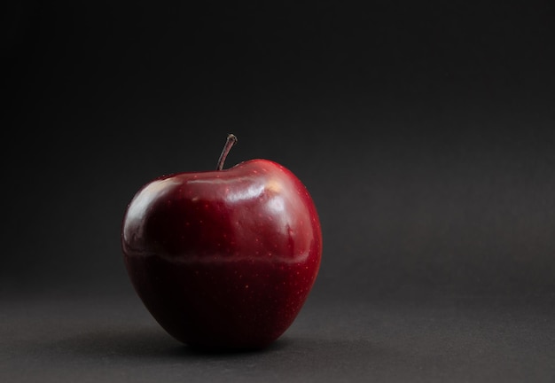 Pomme rouge sur fond noir