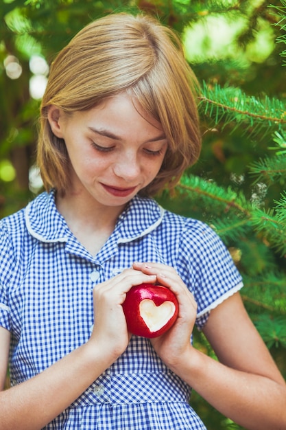 Photo pomme rouge en forme de coeur - cadeau d'amour