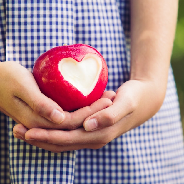 Pomme rouge en forme de coeur - cadeau d'amour